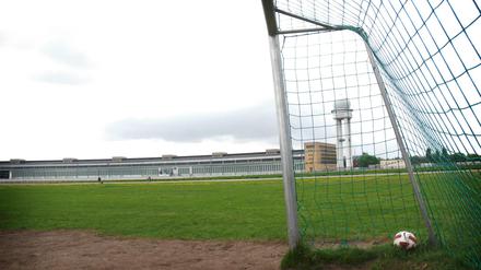 Sport kostenfrei! Lust auf Tischtennis? Auf in den Tiergarten! Bolzplätze gibt es in jedem Park und auch auf dem Tempelhofer Feld.