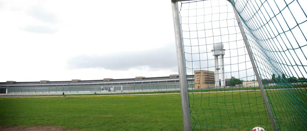 Sport kostenfrei! Lust auf Tischtennis? Auf in den Tiergarten! Bolzplätze gibt es in jedem Park und auch auf dem Tempelhofer Feld. 