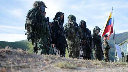 Schwer bewaffnete Milizionäre bei einer Übung nahe Caracas.