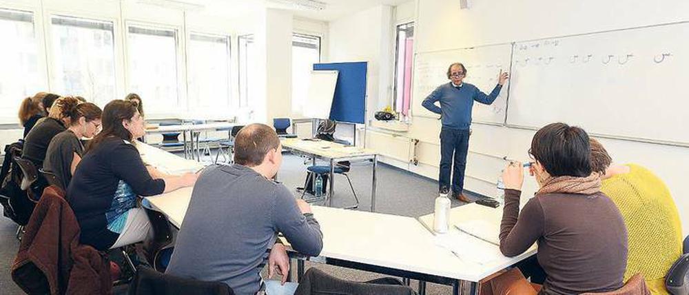 Salam Aleikum. Auch die Volkshochschule Friedrichshain-Kreuzberg bietet Arabischkurse an.