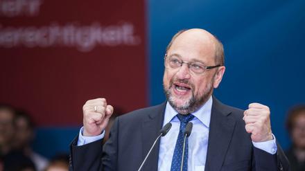 Martin Schulz ist selbst Fußball-Fan. Die Ablösesummen, die für einige Spieler gezahlt werden, findet er aber zu hoch. 
