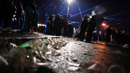 Auf Berlins Straßen bleibt in so mancher Partynacht viel Müll zurück.