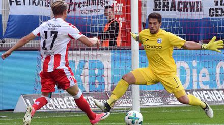 Simon Hedlund vom 1. FC Union und Torwart Stefan Ortega von Arminia Bielefeld kämpfen um den Ball.