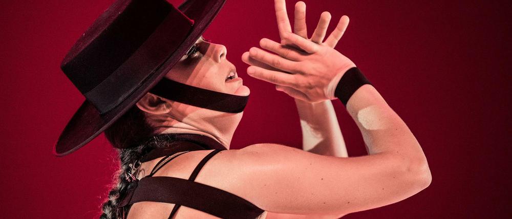 Domina. Die spanische Tänzerin und Choreografin Rocío Molina mit ihrem Stück „Caída del Cielo“.