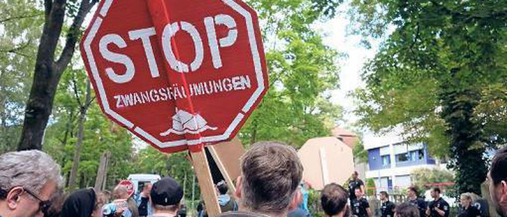 In Kreuzberg zeigen sich viele solidarisch mit dem Oranien-Späti - und demonstrierten auch vor dem Büro des Vermieters in Grunewald.