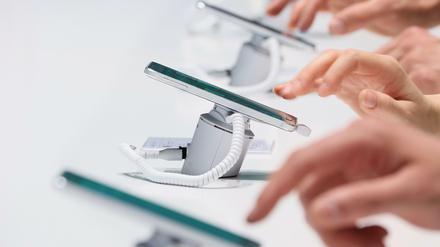 IFA-Besucher probieren neue Smartphones aus.