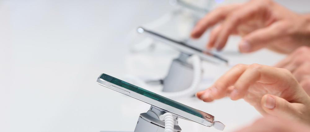 IFA-Besucher probieren neue Smartphones aus.