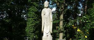 Eine Buddha-Statue im Garten des Buddhistischen Hauses am Edelhofdamm