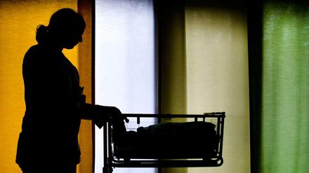 In Kliniken und Geburtshäusern in Berlin fehlen Hebammen – die Grünen wollten nun vom Senat wissen, wie viele eigentlich gebraucht werden.