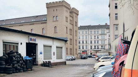 Das Dragonerareal liegt hinterm Finanzamt Kreuzberg.