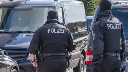 Polizisten einer Spezialeinheit am Montag in Banzkow. Beamte des BKA und der Bundespolizei durchsuchten Wohnungen und Geschäftsräume in mehreren Orten Mecklenburg-Vorpommerns. 