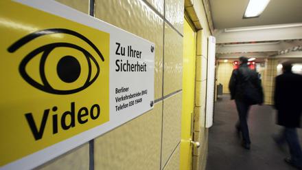 Ein Hinweisschild der Berliner Verkehrsbetriebe (BVG) informiert die Fahrgäste über die Videoaufzeichnung.