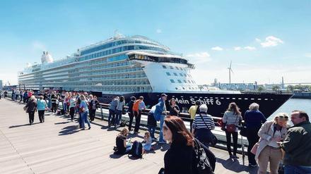 Getaufte Hamburgerin. Die Champagnerflasche zerplatzte im Juni am Bug des Schiffes.