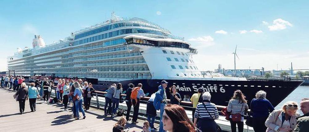 Getaufte Hamburgerin. Die Champagnerflasche zerplatzte im Juni am Bug des Schiffes.