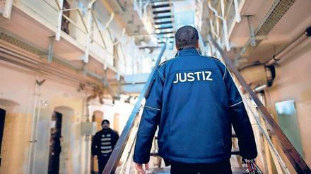 An manchen Tagen müssen die Bediensteten der Justizvollzugsanstalt Tegel doppelt so viele Gefangene betreuen wie üblich.