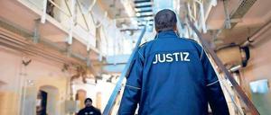 An manchen Tagen müssen die Bediensteten der Justizvollzugsanstalt Tegel doppelt so viele Gefangene betreuen wie üblich.