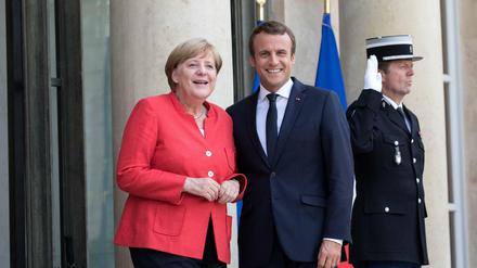 Frankreichs Staatschef Emmanuel Macron und Kanzlerin Angela Merkel am Montag auf den Stufen des Elysée-Palastes. 