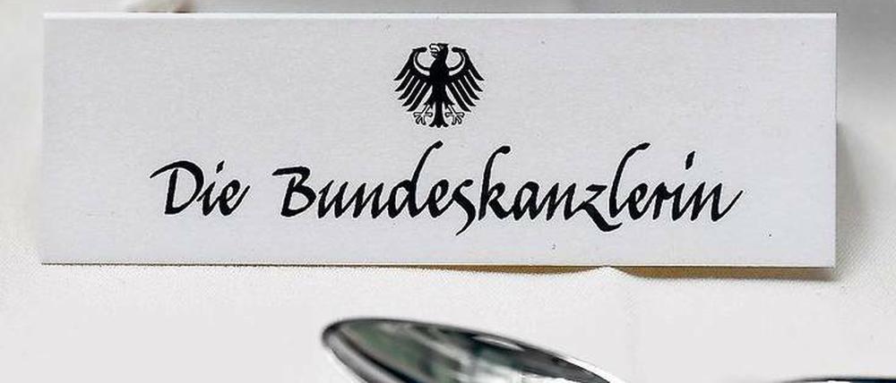 Vor der Tür des Kanzleramts wartete die Motorradstaffel, auf einem Tisch Angela Merkels Platzkärtchen.