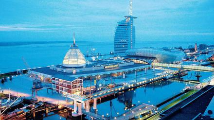 Coole Meile. Die Kuppel bedeckt das Klimahaus, dahinter ragt das Hotel Atlantic Sail City auf.