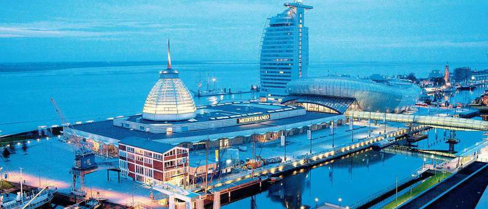 Coole Meile. Die Kuppel bedeckt das Klimahaus, dahinter ragt das Hotel Atlantic Sail City auf.