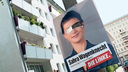 Die Täter sieht man nicht. Beschädigtes Wahlplakat in Berlin. 
