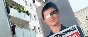 Die Täter sieht man nicht. Beschädigtes Wahlplakat in Berlin. 