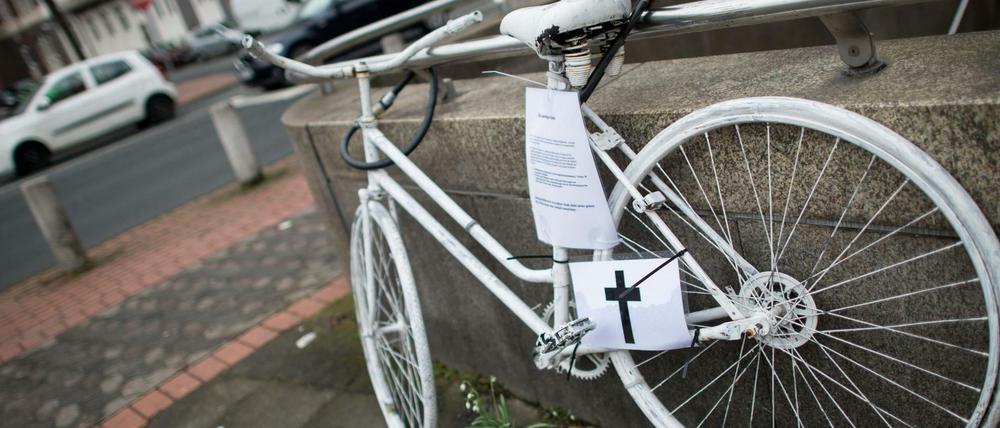 Stiller Protest. Seit mehreren Jahren stellt der ADFC für jeden getöteten Radfahrer ein "Geisterrad" auf.