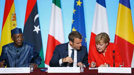Der Präsident des Tschad Idriss Deby, der französische Präsident Emmanuel Macron und Bundeskanzlerin Angela Merkel beim Migrationsgipfel in Paris. 