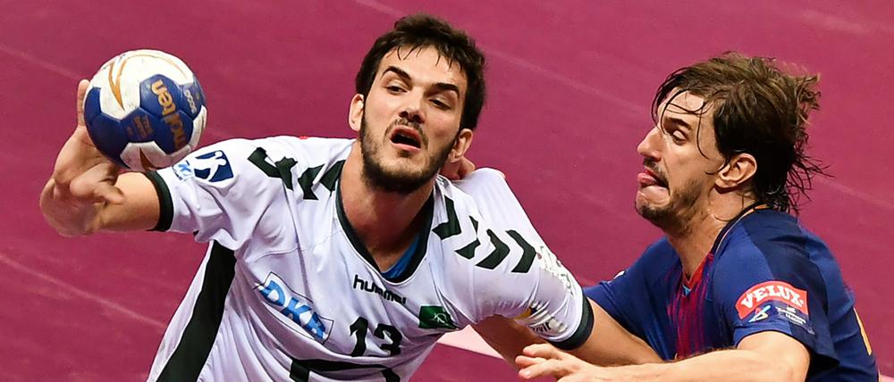 Viran Morros de Argila (r) aus Barcelona versucht Petar Nenadic aus Berlin den Ball abzunehmen.