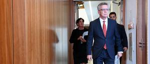 Bundesinnenminister Thomas de Maiziere (CDU) vor einer Pressekonferenz zum Indymedia-Verbot.