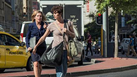 Rommy Kirchhoff (Nina Kunzendorf, r) und Karin Berger (Anke Engelke) in «Tödliche Geheimnisse - Jagd in Kapstadt». 