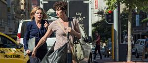 Rommy Kirchhoff (Nina Kunzendorf, r) und Karin Berger (Anke Engelke) in «Tödliche Geheimnisse - Jagd in Kapstadt». 