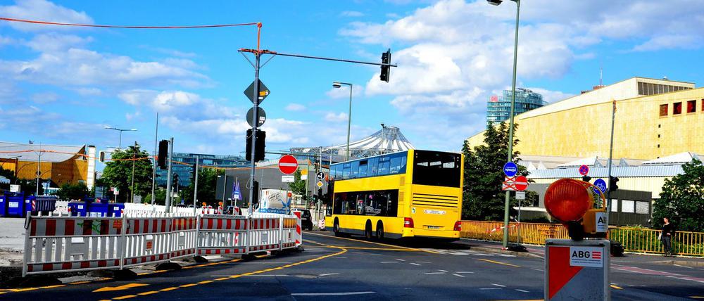 Nur für den Nahverkehr: die Baustellen-Durchfahrt an der Potsdamer Brücke.