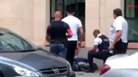 Der Screenshot zeigt Einsatzkräfte der Polizei und einen Soldaten, die in der Innenstadt von Brüssel einen Angreifer festnehmen. 