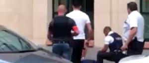 Der Screenshot zeigt Einsatzkräfte der Polizei und einen Soldaten, die in der Innenstadt von Brüssel einen Angreifer festnehmen. 