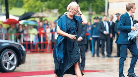 Sommertheater, Sommerregen. Monika Grütters (CDU) auf dem roten Teppich bei den Bayreuther Festspielen.