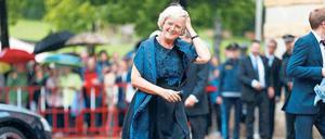Sommertheater, Sommerregen. Monika Grütters (CDU) auf dem roten Teppich bei den Bayreuther Festspielen.