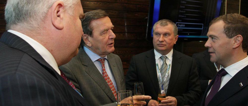 Nord-Stream-Manager Matthias Warnig, Altkanzler Gerhard Schröder und der damalige Putin-Vize Igor Sechin 2010 in St. Petersburg im vertrauten Gespräch mit dem damaligen Präsidenten Medwedew.