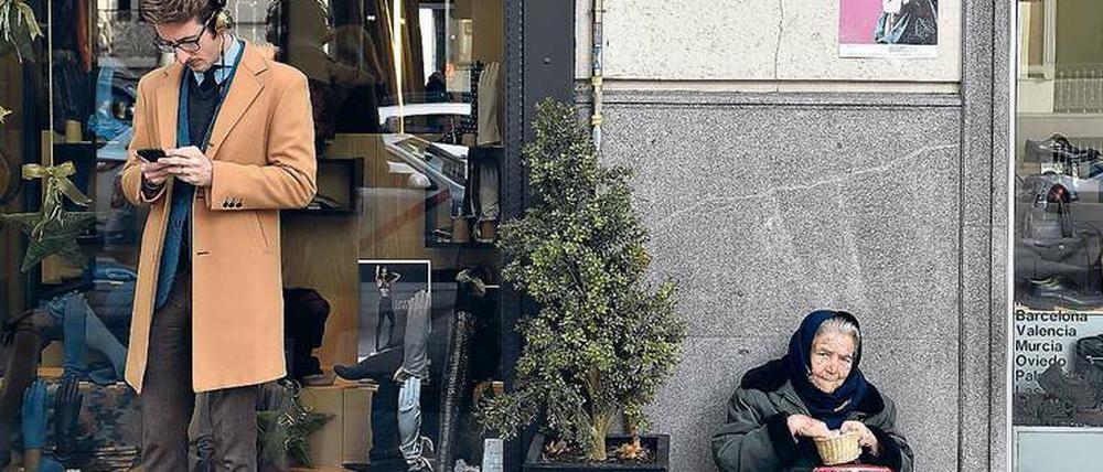 Widerspruch. Die Konsumlaune der Deutschen ist gut, die Wirtschaft wächst – trotzdem droht vielen die Armut. 