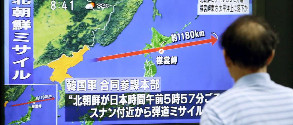 Ein Passant sieht sich am 29.08.2017 in Tokio, Japan, auf einem Fernseher die Berichterstattung über den Start einer nordkoreanischen ballistischen Rakete an.