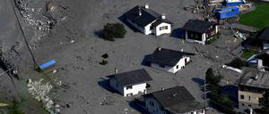 Die Luftaufnahme zeigt Teile des Schweizer Dorfes Bondo nach dem Abgang einer zweiten Mure. 