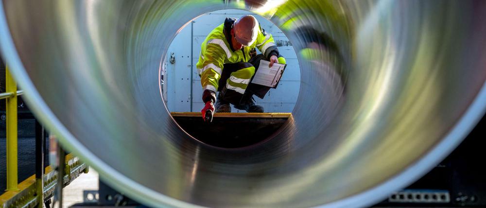 Im Hafen von Sassnitz-Mukran (Mecklenburg-Vorpommern) liegen tonnenschwere Rohre für die zukünftige Ostsee-Erdgastrasse Nord Stream 2 bereit. 