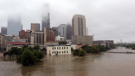 Die Straßen sind am 28.08.2017 in Buffalo Bayou in der Innenstadt von Houston überschwemmt. 