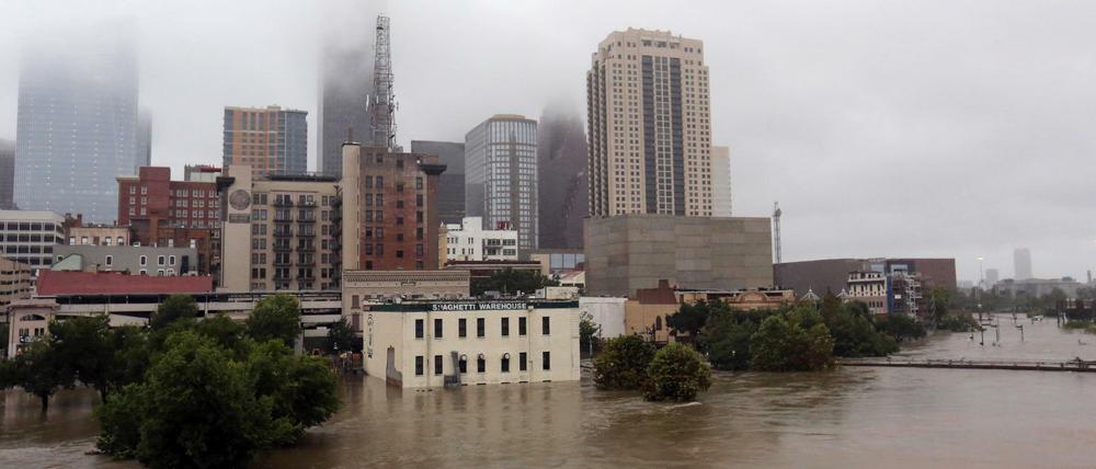 Die Straßen sind am 28.08.2017 in Buffalo Bayou in der Innenstadt von Houston überschwemmt.