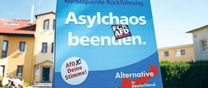 Das AfD-Wahlplakat wurde mit einem "FCK AFD"-Sticker überklebt.