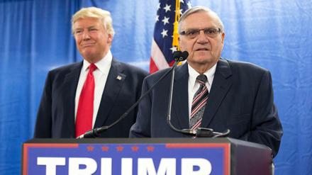 Ex-Sheriff Joe Arpaio mit US-Präsident Donald Trump (Archivbild vom 26. Januar 2016)