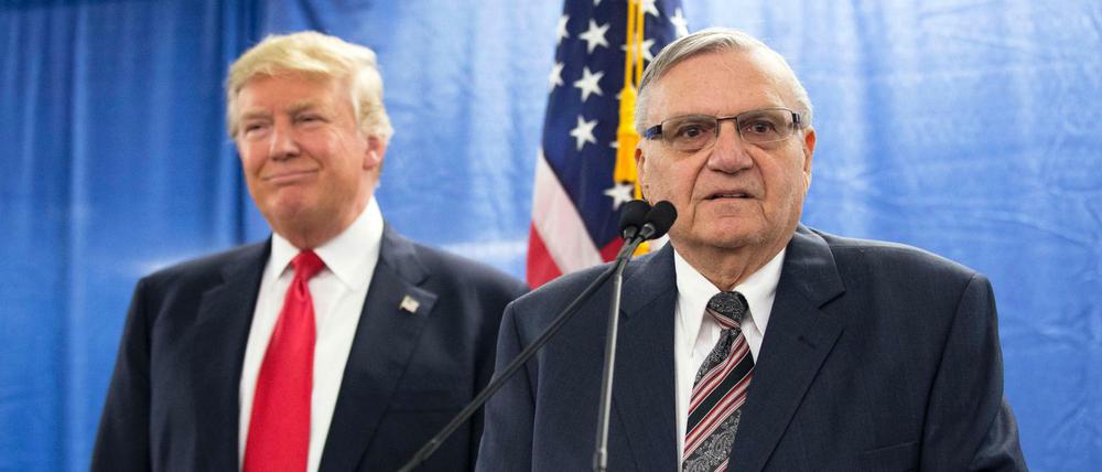 Ex-Sheriff Joe Arpaio mit US-Präsident Donald Trump (Archivbild vom 26. Januar 2016)