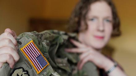 Eine US-Transgender-Soldatin, die in Bayern stationiert ist. Aktuell dienen laut Schätzungen einige tausend Trans-Soldaten in der US-Armee.