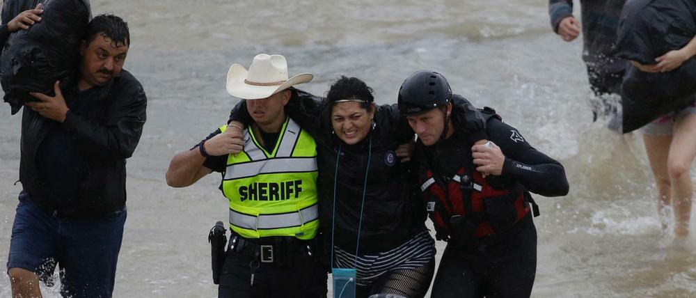  In Sicherheit. Tausende Menschen mussten in Houston bereits aus den Fluten gerettet werden.