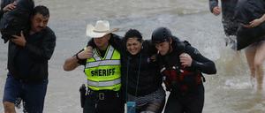  In Sicherheit. Tausende Menschen mussten in Houston bereits aus den Fluten gerettet werden.